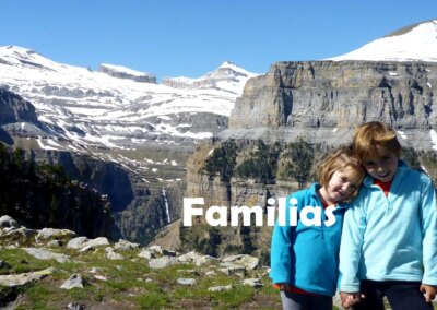 Niños en los Miradores de Ordesa con el valle y cumbres nevadas