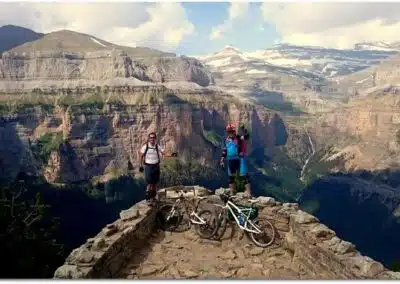 Ciclistas con bicicletas de montaña en los Miradores de Ordesa, entre cañones y cumbres nevadas