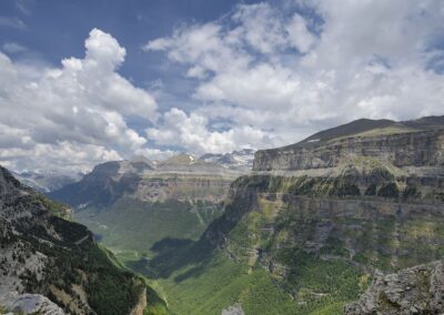 Panorámica del Valle de Ordesa con acantilados y bosques del Pirineo aragonés
