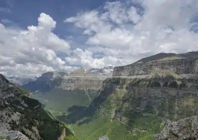 Panorámica del Valle de Ordesa con acantilados y bosques del Pirineo aragonés