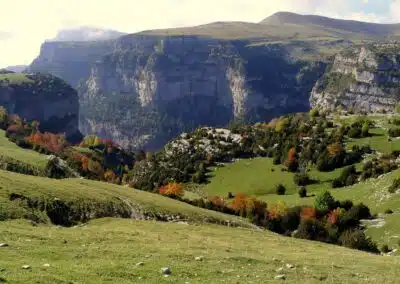 Praderas verdes y cañones del Valle de Ordesa en los Pirineos