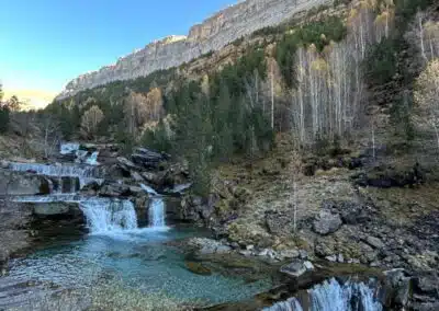 Cascadas turquesas del Valle de Ordesa bajo acantilados del Pirineo aragonés