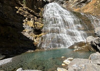 Cascada de la cola de caballo y poza turquesa en los Miradores de Ordesa, Pirineos