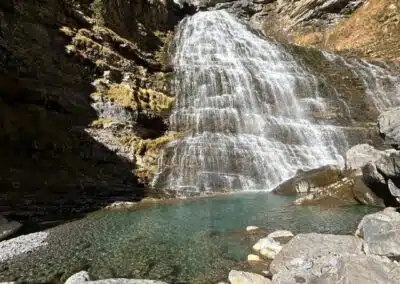 Cascada cristalina y poza turquesa en los Miradores de Ordesa, Pirineos