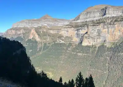 Panorámica del Valle de Ordesa desde sus miradores, con acantilados y bosques pirenaicos