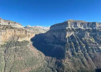 Cañón de Ordesa en Pirineos con acantilados, bosques y cumbres nevadas