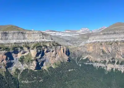 Panorámica del Valle de Ordesa desde los Miradores, con bosques, paredes calizas y cumbres nevadas.